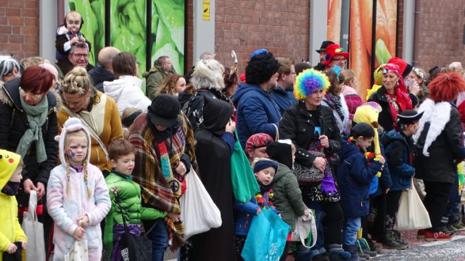 Zuschauer beim Lintorfer Kinderkarenvalszug (Archivfoto)