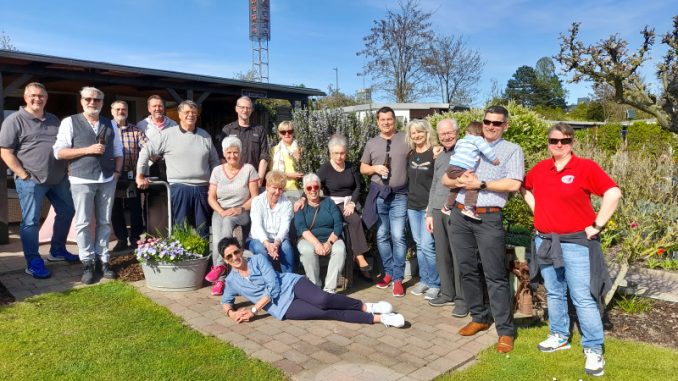 Die Tell-Familie im Schrebergarten der Familie Nieß