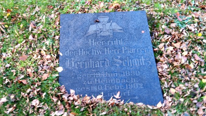 Grab des Pfarrers Bernhard Schmitz auf dem alten Friedhof