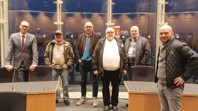 Lintorfer Schützen besuchen den Landtagsabgeordneten Jan Heinisch (links) im Landtag