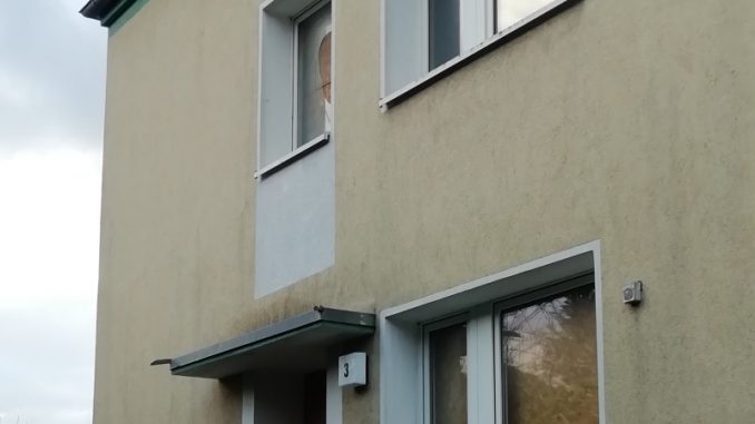 NS-Symbol an Hauswand übermalt (Foto: privat)