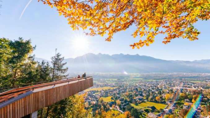 Wer per pedes die Berge und Täler im Fürstentum Liechtenstein erkundet, wird nicht nur auf Aussichtsplattformen mit spektakulären Ausblicken belohnt. (Foto: epr/Liechtenstein Marketing)