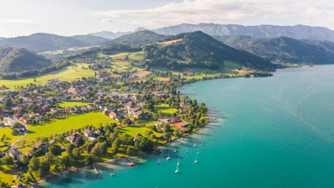 Umgeben von einer tollen Alpenkulisse bietet der Attersee im oberösterreichischen Salzkammergut eine Vielzahl von Freizeitaktivitäten. (Foto: epr/Attersee-Attergau/Moritz-Ablinger)