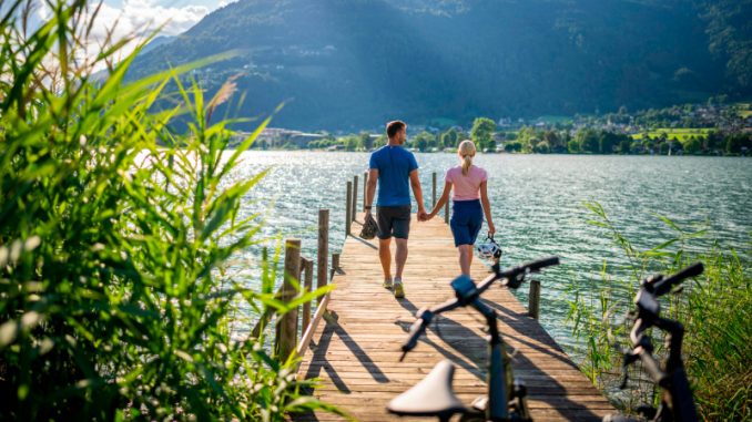 Entspannt die großartige Naturkulisse erfahren? Auch das geht in der Ferienregion Villach – z. B. ganz gemütlich auf zwei Rädern von einem See zum nächsten. (Foto: epr/Region Villach Tourismus/Kärnten Werbung/Gert Perauer)