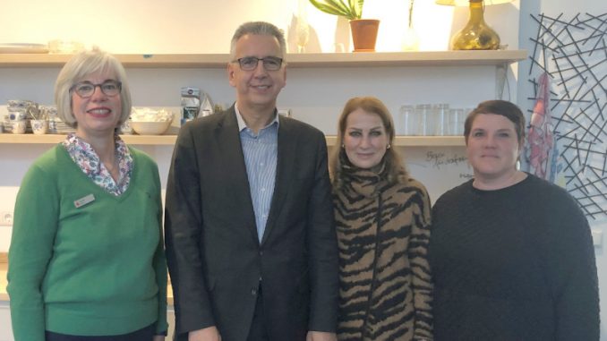 Claudia Pocha (von links) und Udo Zimmermann (beide Sparkasse HRV), Natalie Rebs und Melanie Reinschmidt (beide SkF) (Foto: privat)