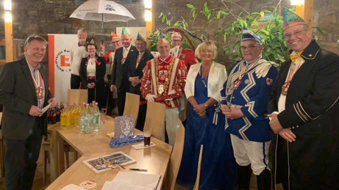 Baas Edgar Dullni (links) hieß mit dem Jonges-Vorstand die Tollitäten Daniel I. und Petra II. im Dicken Turm willkommen. (Foto: privat)