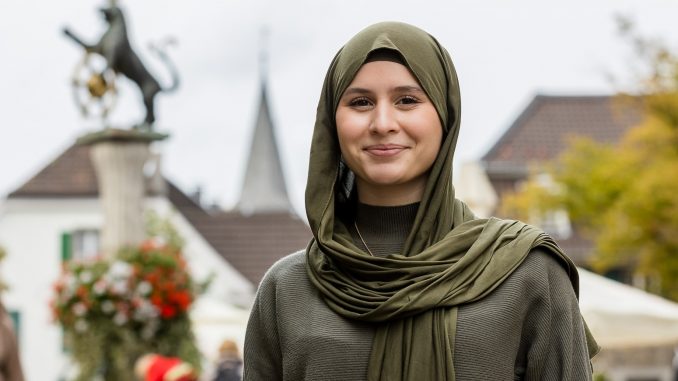 Ranya Zefzafi bringt als Koordinatorin der Taschengeldbörse Jobanbieter und junge Jobsuchende zusammen. (Foto: Maik Grabosch)