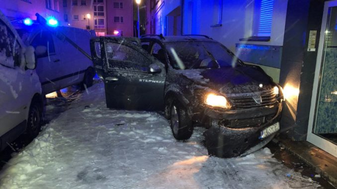In Hilden kam es zu einem Unfall, bei dem eine Frau die Kontrolle über ihren Dacia verlor und gegen eine Hauswand prallte. (Foto: Polizei)
