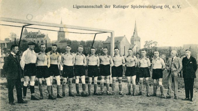 Fußballmannschaft der Ratinger Spielvereinigung 04/19, aufgenommen 1925 am Sportplatz Kaiserswerther Straße (Foto: Stadtarchiv)