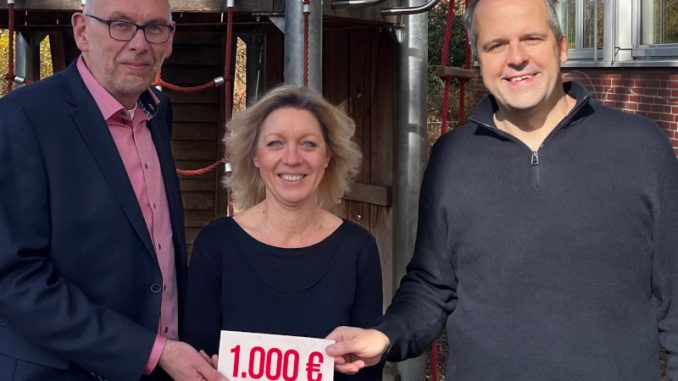 Andreas Kellersmann (von links), Schulleiterin Britta Brockmann und Schulpflegschaftsvorsitzender Michael Wiesenhöfer (Foto: privat)