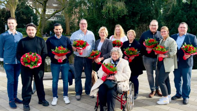 Mark Schimmelpfennig (von links), Ben Eisenblätter, Shamail Arshad, Toni Nezi, Elisabeth Müller-Witt, Marion Klaus (vorne), Simone Sönmez, Ariane Knauer, Jens Geyer, Marielena Scheffler, Jens Niklaus (Foto: SPD-Kreisverband Mettmann)