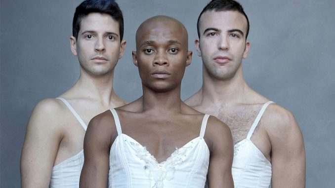 Carlos Renedo, Boysie Dikobe und Davide Marongiu, Tänzer des New Yorker „Les Ballett Trockadero de Monte Carlo“ (Foto: Michael Dannenmann)