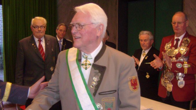 Hans-Willi Küpper, Gründungsmitglied des Andreas-Hofer Korps, erhält 2009 das Schulterband zum Silbernen Ehrenkreuz