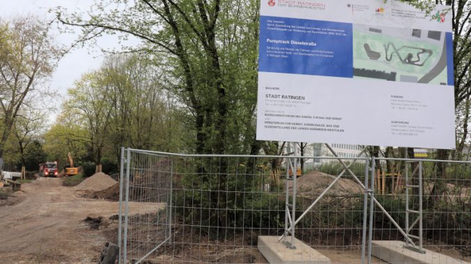 Im Grünzug an der Dieselstraße wird zurzeit eine neue Pumptrack-Anlage gebaut. (Foto: Stadt Ratingen)