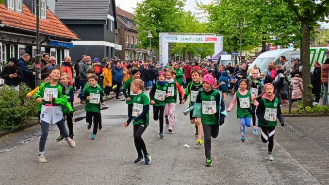 TuS-Läufer machen sich warm für den Start beim Citylauf