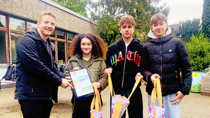 Esila (von links), Mike und Anton aus der neunten Klasse des Carl-Friedrich-von-Weizsäcker-Gymnasiums mit Clemens Lorenzo Garea von der Krebsgesellschaft NRW e.V. (ganz links) (Foto: Vanessa Koelbel, Carl-Friedrich-von-Weizsäcker-Gymnasium)