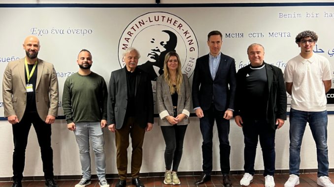Lehrer Bünyamin Kodal 8VON LINKS9, Ali Basboga (Leitung Zukunftstag), Hans Kraft (Lions), Lehrerin Elena Wert, Nils Schley (Lions-Präsident) und Yavuz Erdogan (Leitung Zukunftstag) (Foto: privat)