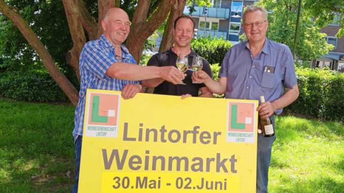 Winzer Helmut Busch (von links), André Uferkamp (Vorsitzender Werbegemeinschaft) und Winzer Willi Knell