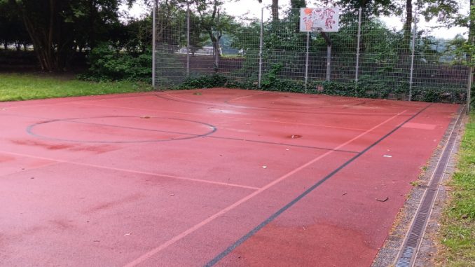 Basketballspielfeld hinter der Manege