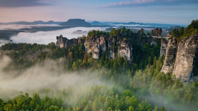 Basteibrücke und Wehlgrund: Eines der berühmten Motive Caspar David Friedrichs, das Felsentor Neurathen im Gemälde „Felsenschlucht“, findet sich auf der Basteibrücke (Foto: Sebastian Rose/Tourismusverband Sächsische Schweiz)