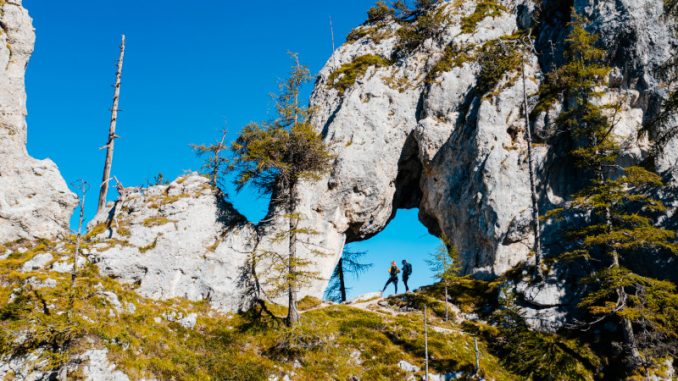 Die Felsentore auf der Uschowa sind architektonische Wunder, die über Millionen von Jahren von der Natur geformt wurden. Sie können auf geführten Wanderungen – begleitet von einem Geopark Guide – erkundet werden. (Foto: epr/Klopeiner See - Südkärnten)