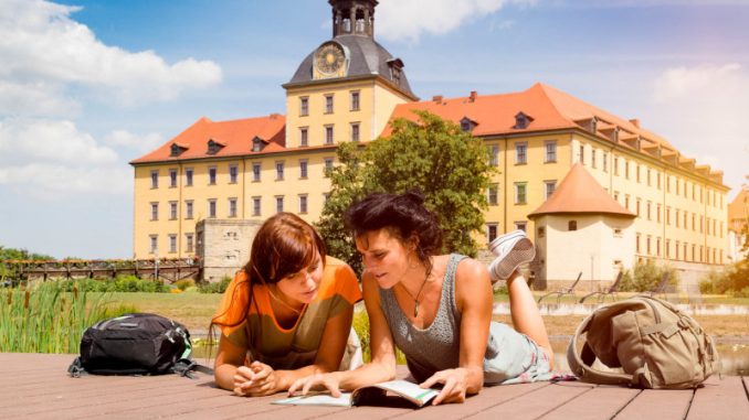 Schloss Moritzburg in Zeitz ist von einem weitläufigen Schlosspark umgeben, ein beliebter Ort zum Flanieren und Entspannen. (Foto: Saale-Unstrut-Tourismus e.V., Transmedial)