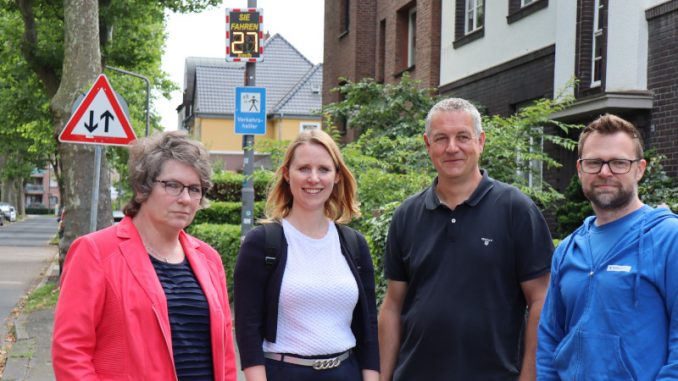 Petra Cremer, Technische Beigeordnete, (von links) Jana Büscher, Abteilungsleiterin Verkehrsplanung, Fabian Böttcher, Abteilungsleiter Straßenunterhaltung, und Martin Potrykus von der Herstellerfirma Wavetec nach der Montage des ersten Geschwindigkeits-Anzeigers an der Talstraße. (Foto: Stadt Ratingen )