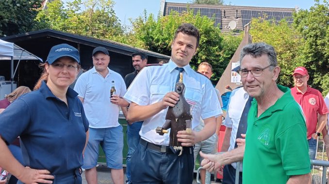 Timo Klare (Mitte) neuer Gästekönig der Höseler Schützen