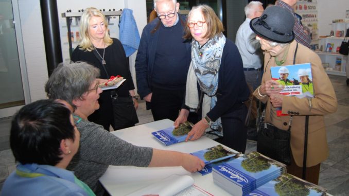 Vergabe der aktuelle Quecke an Autorinnen (Foto: Rosi Ebus)