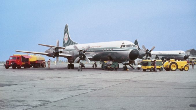 Eine KLM Lockheed L-188 Electra wird in den 1960er-Jahren für ihren nächsten Flug vorbereitet.  (Foto: Flughafen Düsseldorf)