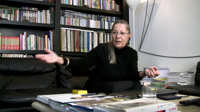 Helga Müller, 2014 in ihrem Stuttgarter Zuhause (Videostill) und 1967 vor dem Mikrofon im Ruhrgebiet (Foto Archiv Helga Müller)