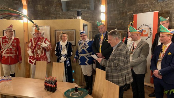 Baas Edgar Dullni erzählte den Tollitäten Frank I. und Sabine die Geschichte des Dicken Turms in Ratinger Mundart. (Foto: Ratinger Jonges)