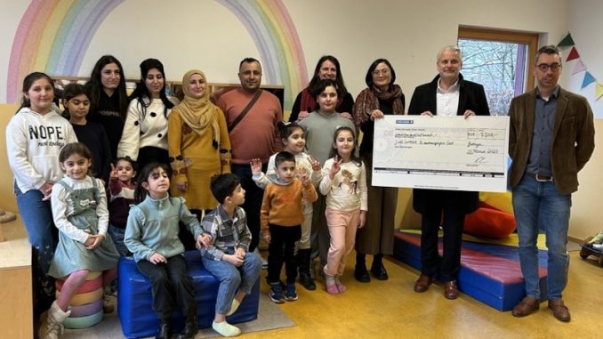 Einig/Leitung Café Lichtblick, die Eltern Erdish und Charlisa Mahmud und weitere Kinder im Café Lichtblick (Foto: Yokogawa)