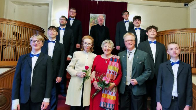 Prinzessin Sybille von Preußen (li.) und Marie-Luise Marjan mit dem Knabenchor Hösel (Foto: privat)