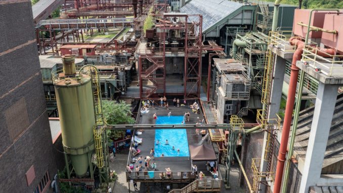 Offizielle Eröffnung Werksschwimmbad Kokerei Zollverein 2025 (Foto: Johannes Kassenberg, Stiftung Zollverein)