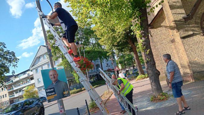 Schützen entfernen Wimpel (Foto: privat)