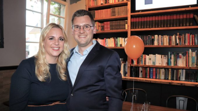 Patrick Anders und seine Frau Andrea nach der gewonnenen Stichwahl (Foto: Stadt Ratingen)