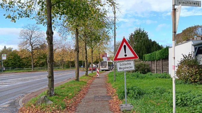 Gefährlicher Bürgersteig an Krummenweger Straße