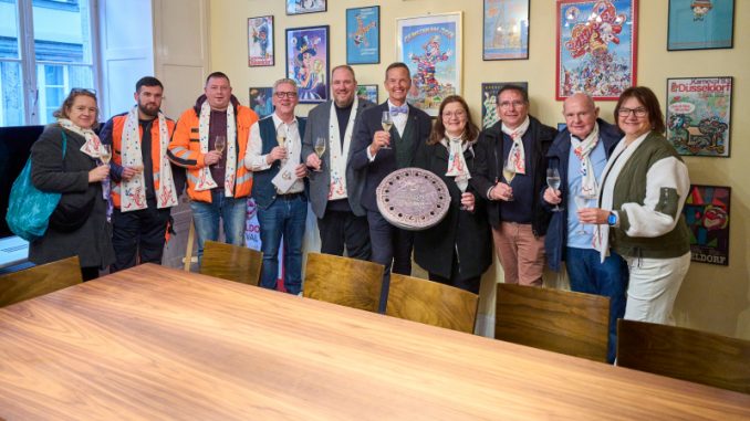 Gruppenfoto mit Kanaldeckel